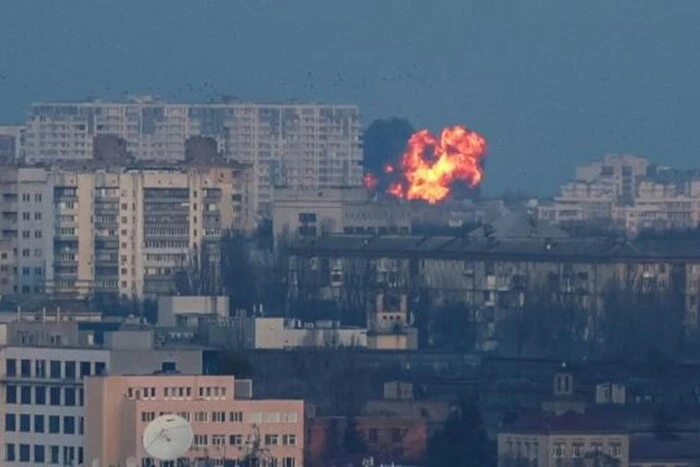 Снаряд на фоне взрыва в Сумах