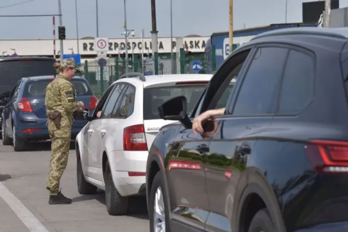 Статистика выезда за границу мужчин 18-22