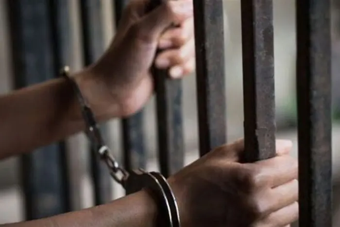 Мужчина с ножом рядом с женщиной