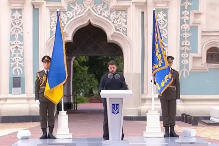 Зеленський привітав громадян із Днем Конституції