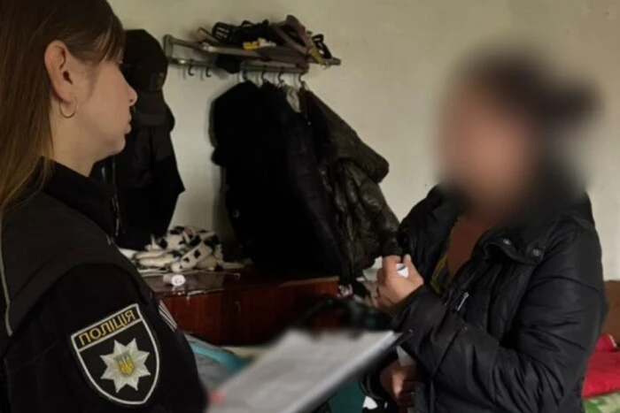 Бабуся тримає в руках малюка