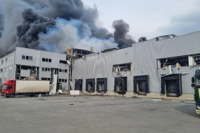 Росіяни атакують склад серветок і памперсів