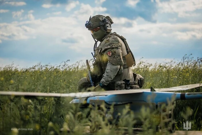 Российские войска на фоне танка