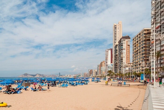 Пляж с черным флагом в Испании