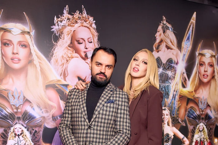 Полякова з продюсером пишуть письмо