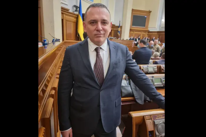 Депутат от «Слуги народа» поздравляет украинцев