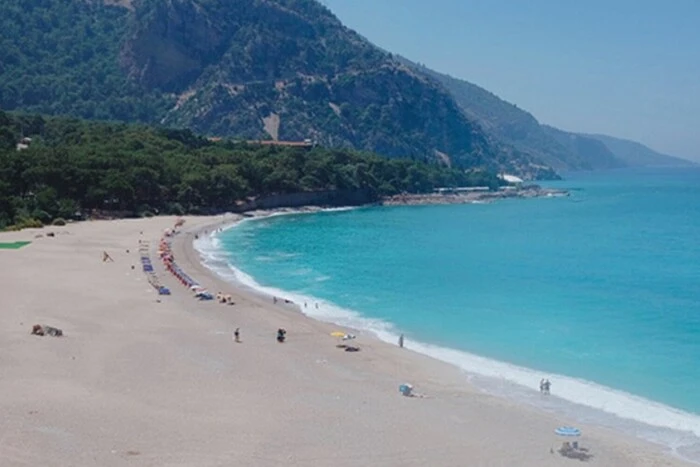 Пустой пляж в Турции летом