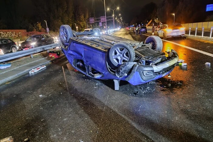 Авто посольства России перевернулось в Варшаве