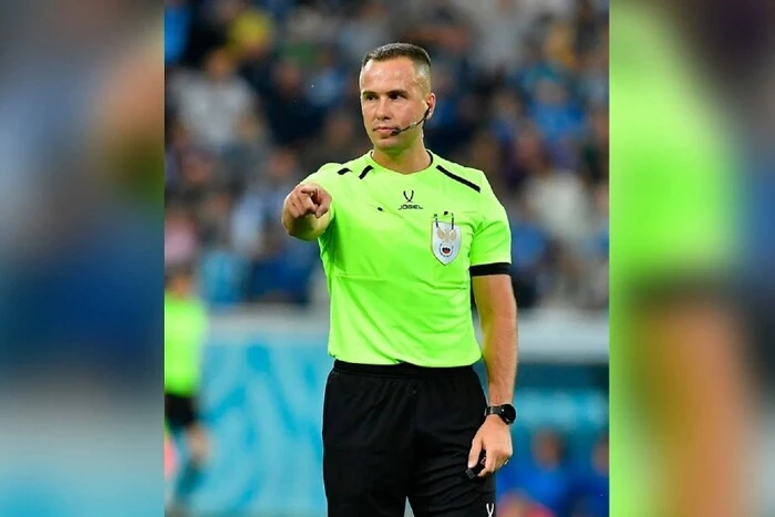 Русский футбольный судья атакует пешехода