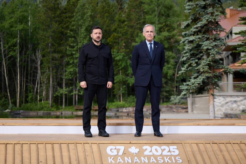 Зеленский выступает на пресс-конференции