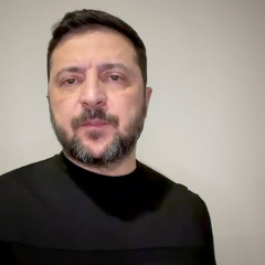 Группа людей работает над энергосистемой