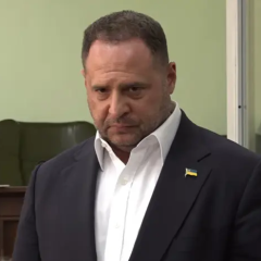 VAKS left Andriy Yermak