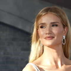 Розі Хантінгтон-Вайтлі повернулася на подіум Victoria’s Secret і презентувала нову колекцію купальників ViX