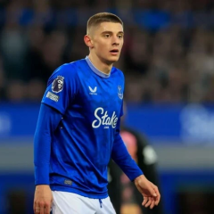 Mykolenko in Everton's jersey at training session