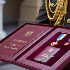 Портрет Тетяни Молчанової з гербом Луганська
