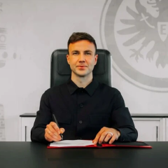 Mario Götze extends contract with Eintracht