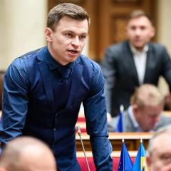 Депутат Костюк в пиджаке без рубашки