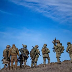 Гравці футбольної команди в кримінальних костюмах