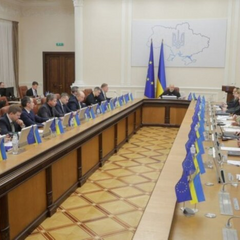 Люди с телефонами и карточками SIM