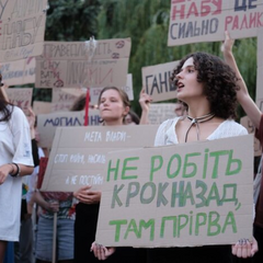 Логотип НАБУ та САП на фоні будівлі