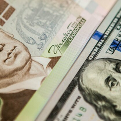 Банкноти долара в хмарі