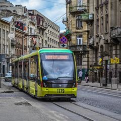 Чоловік загибає під трамваєм у Львові