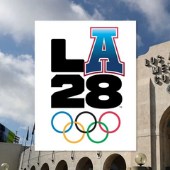 Две спортсменки поднимают флаг Украины