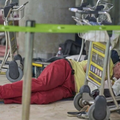 Бездомные оккупировали аэропорт в Испании