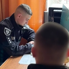 Чоловік кидає гранату в парку