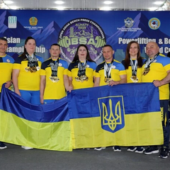Українська збірна з пауерліфтингу торжественно виступила на Кубку світу