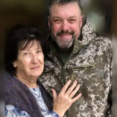 Тягнибок зворушливо привітав маму з фрону