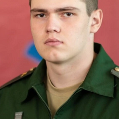 Сани та спортсмен в армійській формі