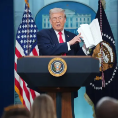 Трамп о своей работе: 'Бог очень гордится'