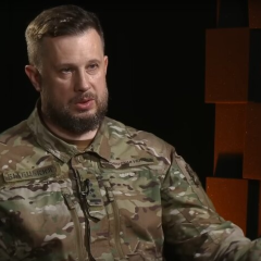 військові на фоні мапи Донеччини