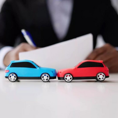 Водитель за рулем автомобиля