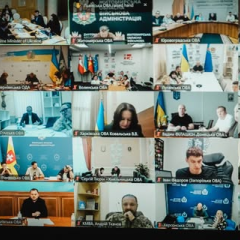 Люди отримують ключі від нових квартир