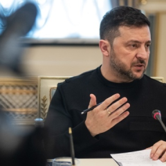 Зеленский повысил военные выплаты до 300 тысяч