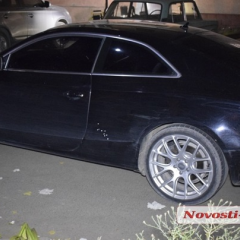 Тіло бізнесмена на землі біля будівлі