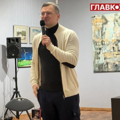 Dmytro Kuleba writing a book about war