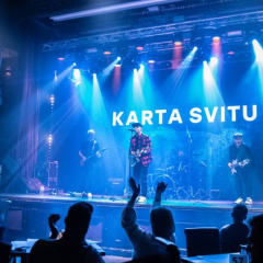 Віталій Кличко співає на концерті