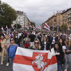 Протестируючі білоруси на вулицях міста