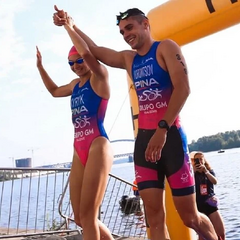 Молодой отец держит беременную жену