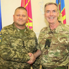 Командувач британської армії вручає подарунок Залужному