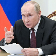 Путин со знаменем в руках. Агрессия!