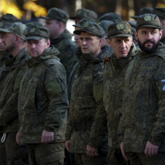 Боєць армії РФ стріляє на товариша