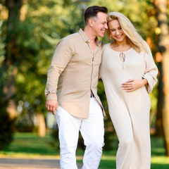 Жінка тримає в руках тест на вагітність