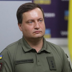 Мавпа з гранатою