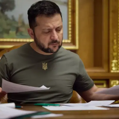 Люди святкують за світанку Українське Свято