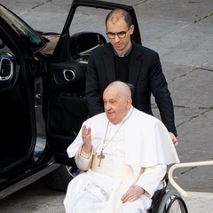 Папа Франциск лежить в критичному стані