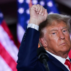 Дональд Трамп с флагом США